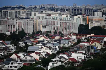 LEBIH BANYAK SOKONGAN BAGI YANG TINGGAL DI FLAT LEBIH KECIL: Laporan itu juga menunjukkan isi rumah rakyat Singapura yang tinggal di flat lebih kecil menerima lebih banyak sokongan. misalnya, mereka yang tinggal di flat satu dan dua bilik menerima bantuan $3,400 secara purata bagi setiap anggota - hampir empat kali lebih tinggi daripada mereka yang menetap di hartanah privet. - Foto fail