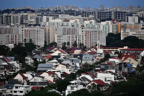 LEBIH BANYAK SOKONGAN BAGI YANG TINGGAL DI FLAT LEBIH KECIL: Laporan itu juga menunjukkan isi rumah rakyat Singapura yang tinggal di flat lebih kecil menerima lebih banyak sokongan. misalnya, mereka yang tinggal di flat satu dan dua bilik menerima bantuan $3,400 secara purata bagi setiap anggota - hampir empat kali lebih tinggi daripada mereka yang menetap di hartanah privet. - Foto fail