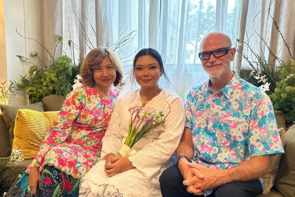 Kededua baju yang dipakai Cik Sufiah Hamzah (kiri) dan suaminya, Encik Richard Hungerford (kanan) semasa menghadiri majlis pertunangan anak saudaranya, Cik Hannah Sulaiman (tengah) ditempah di kedai di kawasan Arab Street. Baju mereka mempunyai corak yang sama namun warna berbeza. 