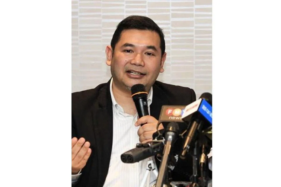 'TIDAK KECIL HATI': Datuk Seri Anwar Ibrahim berkata ramai orang cuba melagakan beliau dengan timbalannya dalam Parti Keadilan Rakyat (PKR), Encik Rafizi Ramli (atas), kerana mahu melihat parti itu penuh kepincangan dalaman. Sebaliknya, Encik Rafizi bawa panadol yang menghilangkan rasa pening beliau, kata Datuk Anwar, yang juga berkata beliau "tidak berkecil hati" terhadap Encik Rafizi. - Foto-foto fail