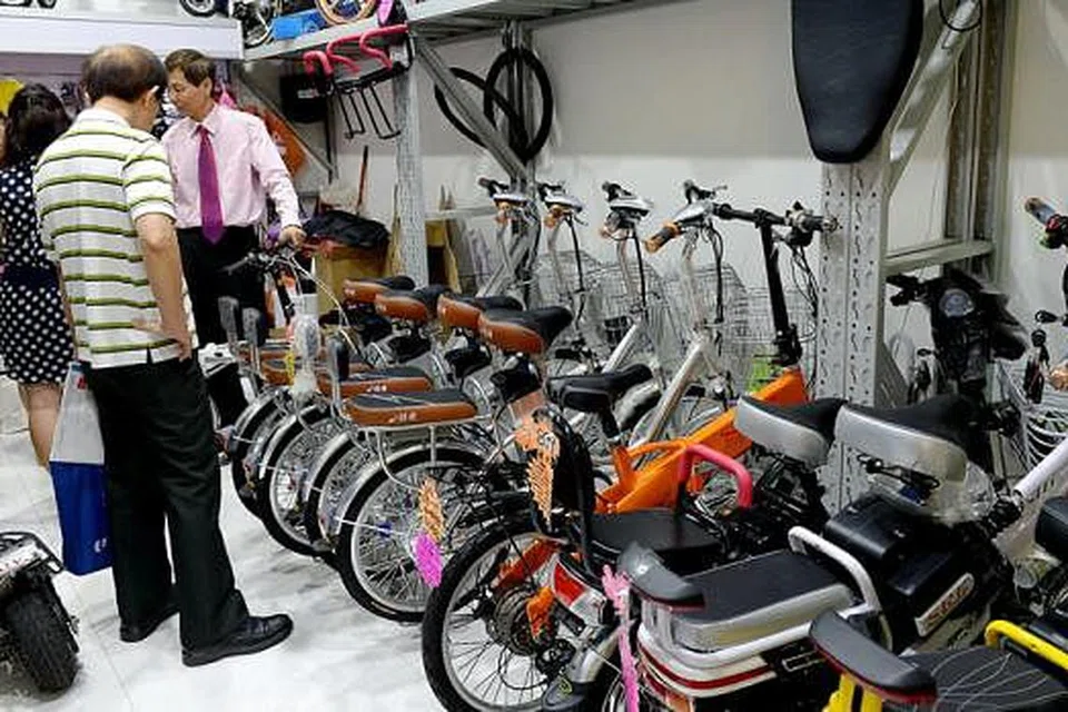 RAKAN KEJOHANAN: Syarikat basikal CJ International Pte Ltd akan mengendalikan gerai menjual basikal dan mengongsi dengan lebih lanjut sukan berbasikal di Kejohanan Futsal Nasional akhir bulan ini. - Foto TUKIMAN WARJI