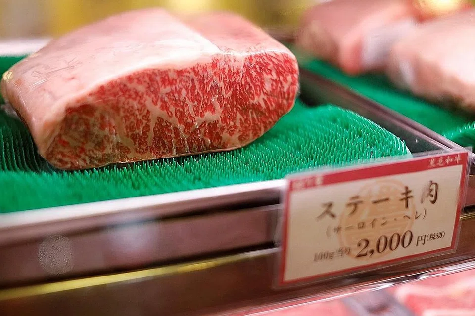 DAGING WAGYU: Lapisan lemak tak tepu di antara isi daging, atau marbling, menentukan gred daging - lebih tinggi grednya, lebih bermutu dagingnya dan lebih tinggi harganya. - Foto REUTERS