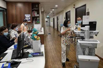 USAHA PENUHI PERMINTAAN: Cik Rahayu berkata jururawat, karyawan kesihatan bersekutu dan kakitangan penjagaan sokongan diperlukan untuk memastikan hospital, klinik dan pusat penjagaan warga senja Singapura dapat beroperasi, dan pemerintah memantau apakah laluan dan saluran sesuai bagi meningkatkan pengambilan jururawat. - Foto-foto fail, MCI