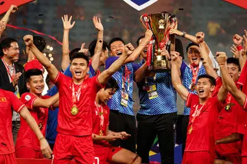 Barisan pemain Vietnam serta kakitangan pasukan menjulang trofi kejuaraan Piala AFF menyusuli kejayaan ke atas Thailand dengan agregat 5-3 di akhir final kedua di Stadium Nasional Rajamangala di Bangkok pada 5 Januari.