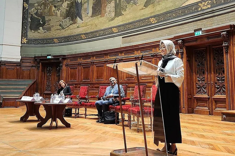 BERI UCAPAN: Setiausaha Parlimen Kanan (Kesihatan merangkap Undang-Undang), Cik Rahayu Mahzam memberi ucapan di Simposium Undang-Undang dan Perniagaan Perancis-Singapura yang ketiga, mengenai kaitan teknologi dalam memberi kesan kepada profesi guaman serta inisiatif Singapura sebagai respons kepada evolusi ini. - Foto-foto FACEBOOK RAHAYU MAHZAM