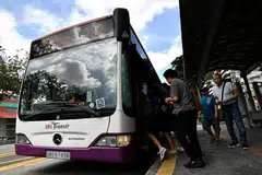 TINGKAT SOKONGAN: Lebih ramai keluarga memerlukan akan layak menerima baucar pengangkutan setelah pemerintah menyemak kriteria untuk meliputi seperlima keluarga penduduk Singapura, berbanding satu dalam 10 sebelum ini. Nilai baucar itu juga meningkat daripada $30 kepada $50. - Foto BH oleh LIM YAOHUI