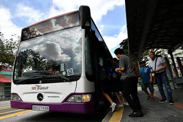 TINGKAT SOKONGAN: Lebih ramai keluarga memerlukan akan layak menerima baucar pengangkutan setelah pemerintah menyemak kriteria untuk meliputi seperlima keluarga penduduk Singapura, berbanding satu dalam 10 sebelum ini. Nilai baucar itu juga meningkat daripada $30 kepada $50. - Foto BH oleh LIM YAOHUI