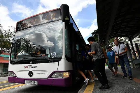 TINGKAT SOKONGAN: Lebih ramai keluarga memerlukan akan layak menerima baucar pengangkutan setelah pemerintah menyemak kriteria untuk meliputi seperlima keluarga penduduk Singapura, berbanding satu dalam 10 sebelum ini. Nilai baucar itu juga meningkat daripada $30 kepada $50. - Foto BH oleh LIM YAOHUI