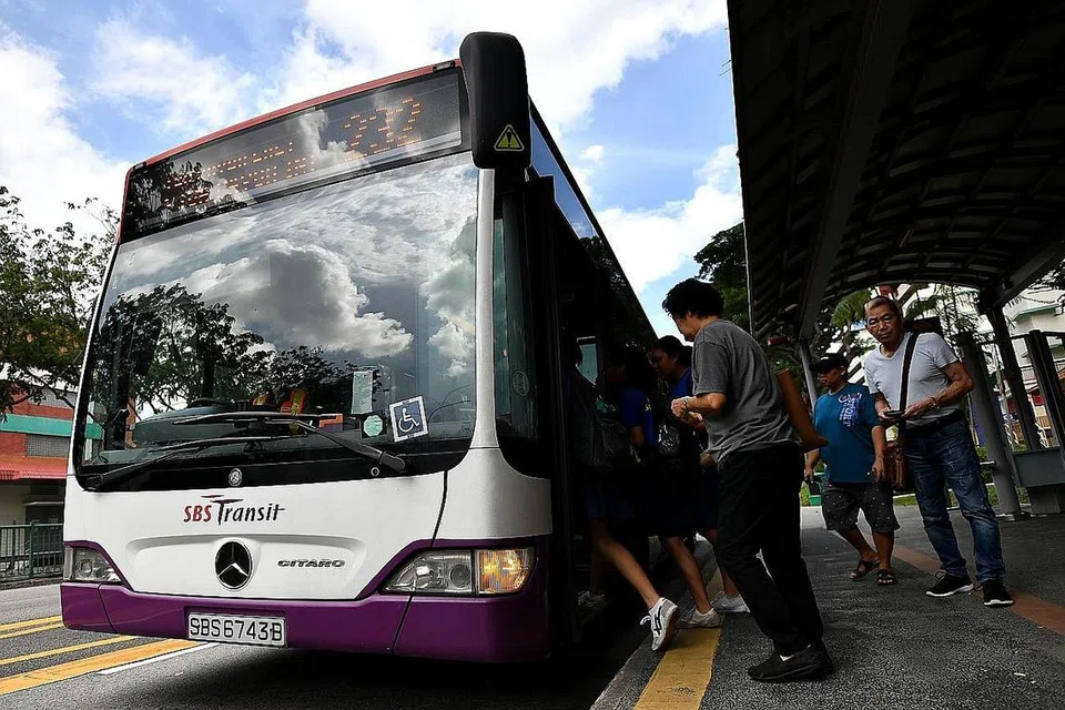 TINGKAT SOKONGAN: Lebih ramai keluarga memerlukan akan layak menerima baucar pengangkutan setelah pemerintah menyemak kriteria untuk meliputi seperlima keluarga penduduk Singapura, berbanding satu dalam 10 sebelum ini. Nilai baucar itu juga meningkat daripada $30 kepada $50. - Foto BH oleh LIM YAOHUI
