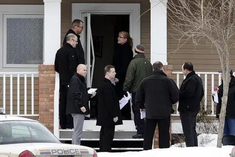 SIASAT: Para penyiasat berdiri di pintu sebuah rumah yang menjadi tempat lelaki yang menembak dua pegawai polis Canada di sebuah kasino di bandar St Albert, ditemui mati. Lelaki itu dikatakan melarikan diri selepas menembak kedua-dua pegawai polis itu. - Foto REUTERS