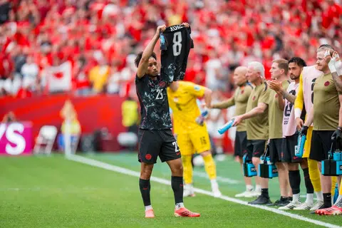 Pemain tengah Canada, Nathan-Dylan Saliba, meraikan gol jaringannya dengan mengangkat jersi rakan sepasukan tercedera, Ismael Kone, dalam aksi peringkat kumpulan Piala Dunia 2026 di Vancouver, Canada, pada 18 Jun.