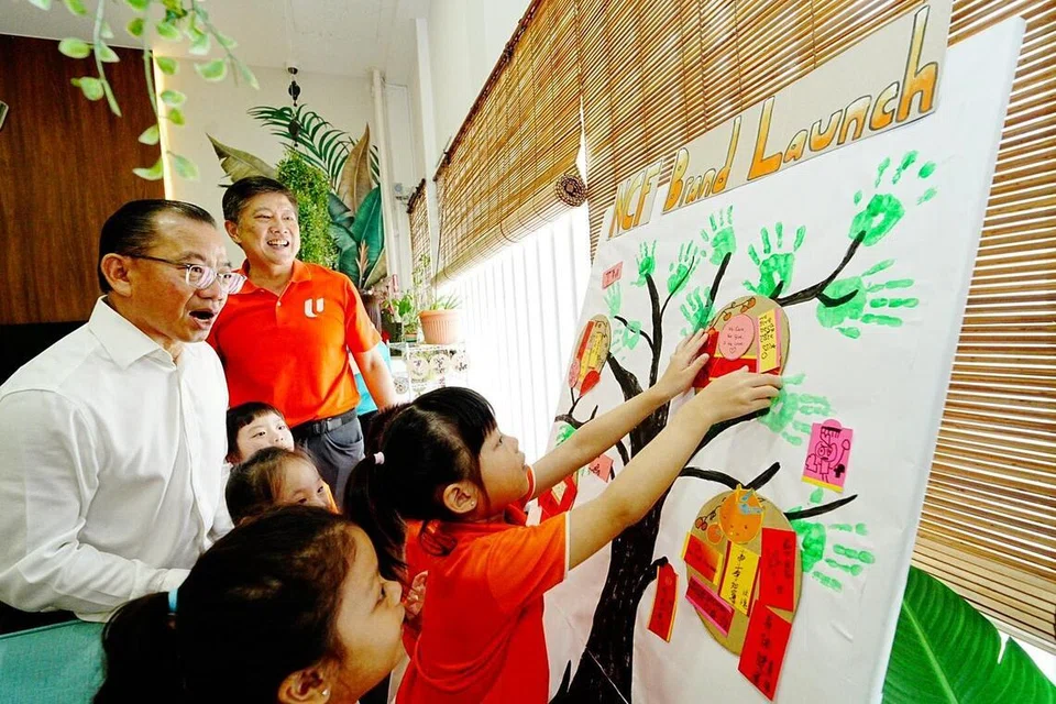 Setiausaha Agung NTUC Ng Chee Meng (kanan) dan Speaker Parlimen dan Anggota Parlimen GRC Marine Parade-Braddell Heights, Encik Seah Kian Peng (kiri) berinteraksi dengan kanak-kanak di majlis pelancaran Dana Komuniti NTUC pada 9 April. Dana Komuniti NTUC akan menyokong pelbagai program intervensi awal melalui pendedahan kepada seni, sukan dan muzik.