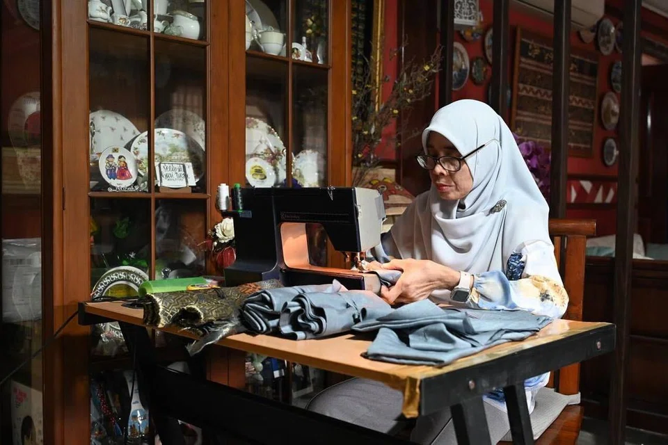 Cik Rapingah Johari menjahit baju Raya keluarganya setiap tahun. Beliau ke Malaysia membeli kain untuk dijahit kerana menurutnya, pilihan kain di sana lebih pelbagai dan harganya juga lebih murah.  