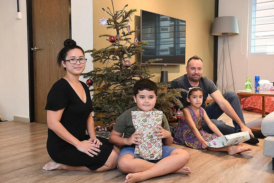 CERIA SAMBUT KRISMAS: Cik Nadia Ng-Bech bersama suami, Encik Michael Bech, dan dua anak mereka, Cooper dan Emalee, menyambut Krismas dengan sederhana tahun ini. - Foto BH oleh DESMOND FOO
