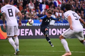 WIRA PERANCIS: Antoine Griezmann (atas, tengah) membantu Perancis menundukkan Jerman 2-1 dengan menemui sasaran ke atas kededua gol pasukannya. - Foto AFP 