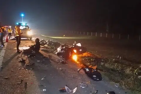  Keadaan di tempat kemalangan selepas dirempuh sebuah lori kontena.