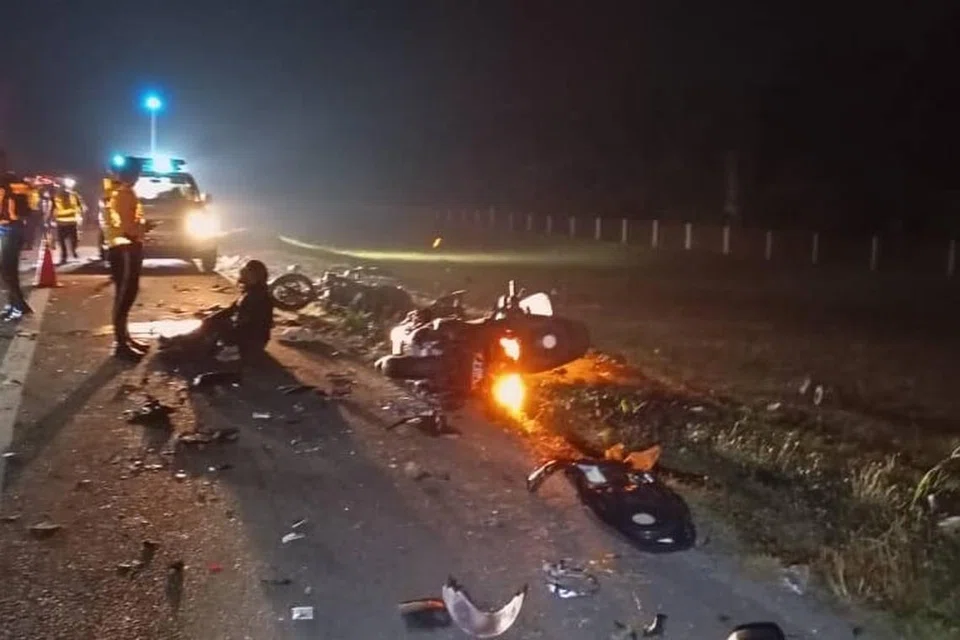 Keadaan di tempat kemalangan selepas dirempuh sebuah lori kontena.