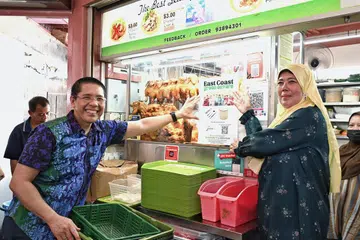 Menteri di Pejabat Perdana Menteri, Dr Mohamad Maliki Osman, yang juga penasihat kepada GRC East Coast, melancarkan inisiatif mampan baru di Pusat Makanan Bedok dan menampalkan poster untuk gerai yang terlibat. Bersamanya ialah Cik Roziah Adun, pemilik Nur Indah Kitchen dan juga wakil penjaja Pusat Makanan Bedok.