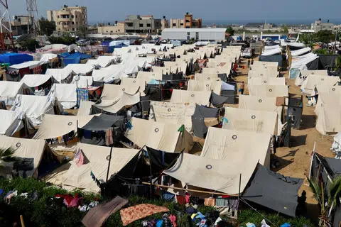 TEMPAT BERTEDUH: Penduduk Palestin yang meninggalkan rumah mereka di Gaza semasa ketegangan berterusan antara Israel dengan Gaza berteduh di sebuah perkhemahan dikendali Pertubuhan Bangsa-Bangsa Bersatu di Khan Younis, selata Gaza.