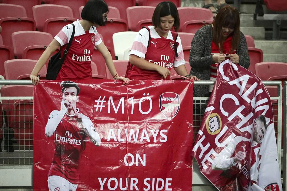 BERI SOKONGAN: Penyokong Arsenal memasang sepanduk di Stadium Negara. Salah satu daripadanya memaparkan mesej ''#M10 (Mesut Ozil) Kami Sentiasa Bersama Anda'', dalam memberi sokongan padu kepada pemain tersebut. Berita mengenai persaraan Ozil dari pasukan Jerman mendapat perhatian luas selepas pemain tersebut memuatnaik kenyataan dalam akaun media sosialnya. - Foto EPA-EFE