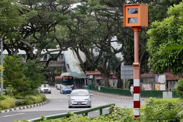 Terdapat 252 kamera lampu merah (RLC) di seluruh Singapura bagi mengesan pemandu yang melanggar lampu merah. Tidak lama lagi ia akan juga mengesan pemandu yang melanggar had laju.