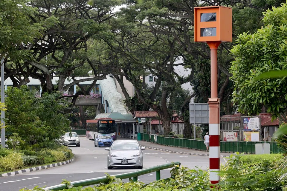 Terdapat 252 kamera lampu merah (RLC) di seluruh Singapura bagi mengesan pemandu yang melanggar lampu merah. Tidak lama lagi ia akan juga mengesan pemandu yang melanggar had laju.