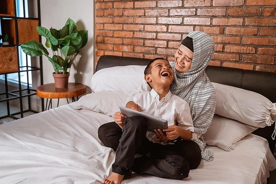 KELUARGA BAHAGIA: Kebahagiaan anak-anak adalah matlamat utama setiap ibu. Pendidikan yang bermutu masih boleh dicapai untuk anak-anak bagi ibu yang kurang bernasib baik. - Foto hiasan PPIS