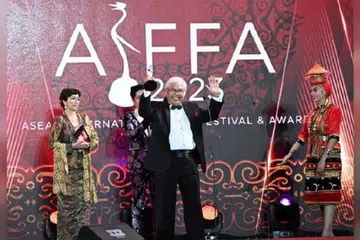 RAIH PENCAPAIAN SERANTAU: Pada usia 74 tahun, Datuk Ahmad Tarmimi Siregar diiktiraf dengan Anugerah Pelakon Lelaki Terbaik Festival Filem Antarabangsa Asean menerusi filem Perjalanan Pertama. 