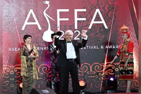 RAIH PENCAPAIAN SERANTAU: Pada usia 74 tahun, Datuk Ahmad Tarmimi Siregar diiktiraf dengan Anugerah Pelakon Lelaki Terbaik Festival Filem Antarabangsa Asean menerusi filem Perjalanan Pertama. 