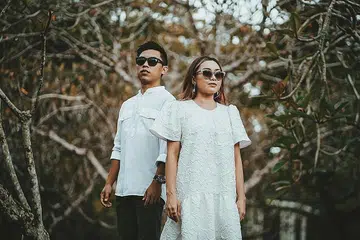 DARI BENCI JADI SAYANG: Pelakon 'Aduh...Bibikku', Atyy Malek (kanan) sudah 15 tahun mengenali Muhammad Syahmi Kadir. Beliau pada awalnya tidak menyukai jejaka yang popular. Namun, mengenali hati budi Syahmi yang prihatin dan bertanggungjawab pada keluarga membuatkannya terpaut hati. - Foto HAIZAL@HMPSTUDIOSG