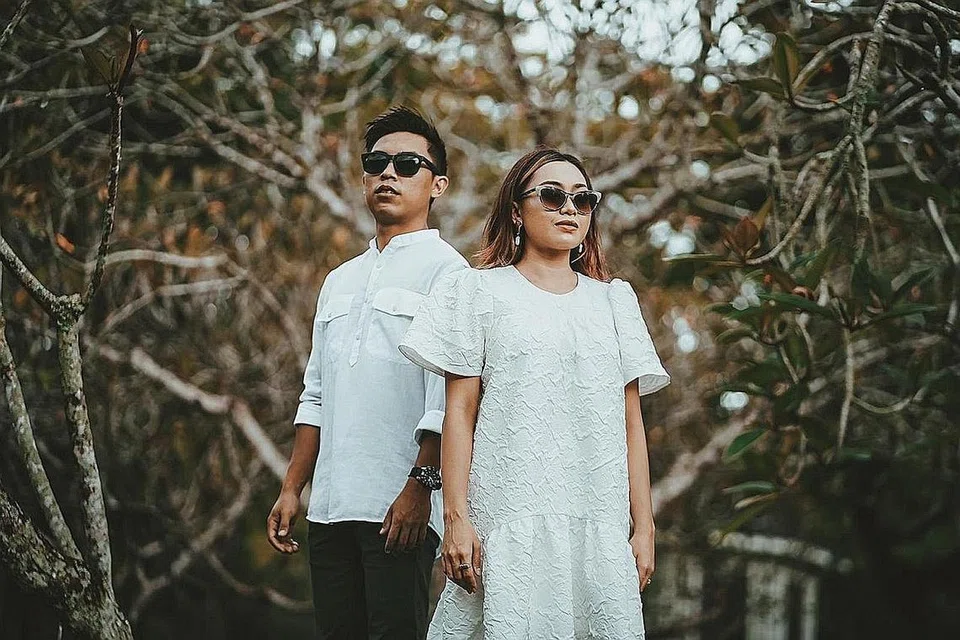 DARI BENCI JADI SAYANG: Pelakon 'Aduh...Bibikku', Atyy Malek (kanan) sudah 15 tahun mengenali Muhammad Syahmi Kadir. Beliau pada awalnya tidak menyukai jejaka yang popular. Namun, mengenali hati budi Syahmi yang prihatin dan bertanggungjawab pada keluarga membuatkannya terpaut hati. - Foto HAIZAL@HMPSTUDIOSG