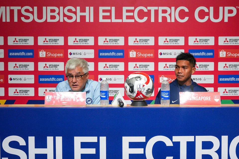 Jurulatih Singa, Tsutomu Ogura (kiri), mahu melihat pemainnya menunjukkan keberanian apabila turun menentang Thailand. Turut bersama beliau adalah penjaga gawang, Izwan Mahbud, di sidang media yang berlangsung di Stadium Negara pada 16 Disember. 