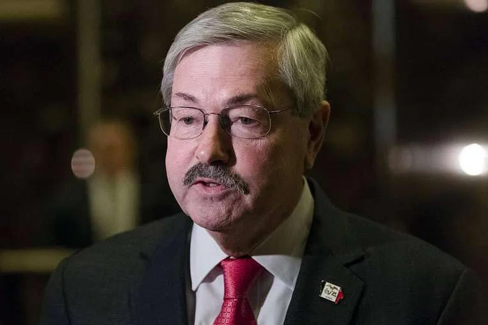 Gabenor Iowa, Encik Terry Branstad, bercakap kepada media selepas mesyuarat dengan bakal presiden Donald Trump di Menara Trump di New York. 
