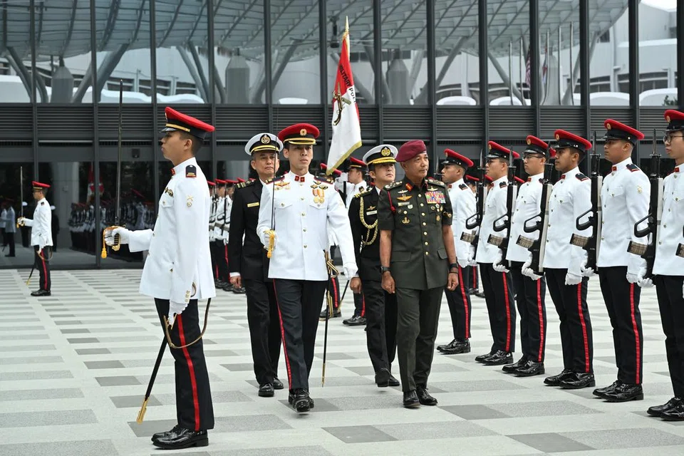 Jeneral ​​Tan Sri Datuk Seri Mohammad Ab Rahman memeriksa Kawalan Kehormatan di Kementerian Pertahanan (Mindef).