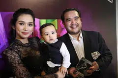 TERBUKA PADA PROJEK PROGRAM REALITI: Asyraf Khalid (kanan) tidak mahu terburu-buru melibatkan anaknya, Arif Jiwa, dalam dunia selebriti tetapi terbuka dengan idea menyertakan si comel itu dalam program realitinya sendiri. Arif yang juga ditemani ibunya, pelakon Tya Arifin, memenangi kategori Si Cilik MeleTOP. - Foto BH oleh PUTRI MARDHIYAH YAZID