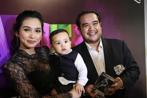 TERBUKA PADA PROJEK PROGRAM REALITI: Asyraf Khalid (kanan) tidak mahu terburu-buru melibatkan anaknya, Arif Jiwa, dalam dunia selebriti tetapi terbuka dengan idea menyertakan si comel itu dalam program realitinya sendiri. Arif yang juga ditemani ibunya, pelakon Tya Arifin, memenangi kategori Si Cilik MeleTOP. - Foto BH oleh PUTRI MARDHIYAH YAZID