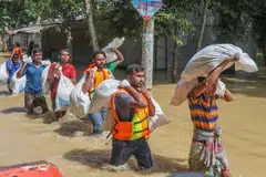 Relawan membawa bekalan bantuan di kawasan yang terjejas akibat banjir di Burichong, di Comilla, Bangladesh, pada 26 Ogos 2024.