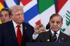 Presiden Amerika Syarikat, Encik Donald Trump (kiri), melihat Perdana Menteri Pakistan, Shehbaz Sharif, berucap selepas majlis rasmi pemeteraian fasa pertama perjanjian gencatan senjata Gaza antara Israel dengan Hamas semasa sidang kemuncak pemimpin dunia bagi menamatkan perang Gaza di Sharm El-Sheikh, Mesir pada 13 Oktober 2025.
