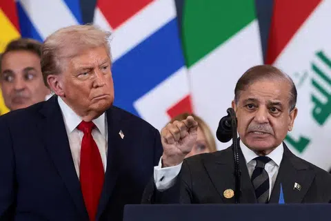 Presiden Amerika Syarikat, Encik Donald Trump (kiri), melihat Perdana Menteri Pakistan, Shehbaz Sharif, berucap selepas majlis rasmi pemeteraian fasa pertama perjanjian gencatan senjata Gaza antara Israel dengan Hamas semasa sidang kemuncak pemimpin dunia bagi menamatkan perang Gaza di Sharm El-Sheikh, Mesir pada 13 Oktober 2025.