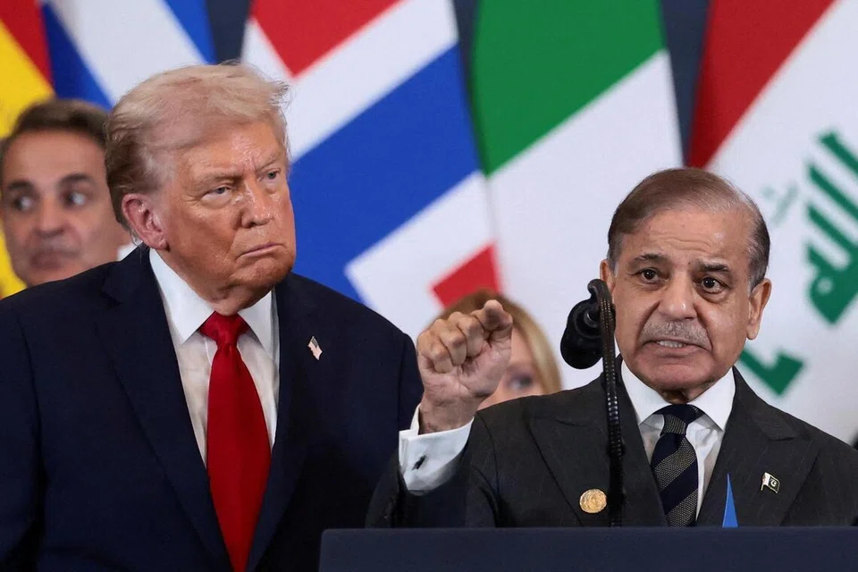 Presiden Amerika Syarikat, Encik Donald Trump (kiri), melihat Perdana Menteri Pakistan, Shehbaz Sharif, berucap selepas majlis rasmi pemeteraian fasa pertama perjanjian gencatan senjata Gaza antara Israel dengan Hamas semasa sidang kemuncak pemimpin dunia bagi menamatkan perang Gaza di Sharm El-Sheikh, Mesir pada 13 Oktober 2025.