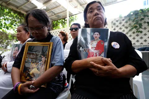 Orang ramai memegang gambar Puteri Thailand, Bajrakitiyabha Narendira Debyavati, sambil berkabung selepas pengumuman kemangkatan di Hospital Memorial Raja Chulalongkorn di Bangkok, Thailand, pada 12 Jun 2026. Menurut kenyataan Biro Rumah Tangga Diraja Thailand, Puteri Bajrakitiyabha meninggal dunia pada usia 47 tahun selepas berada dalam keadaan koma selama hampir empat tahun.