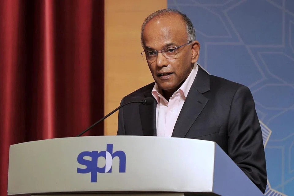 BERI GAMBARAN KEMAJUAN MELAYU: Tamu terhormat, Menteri Ehwal Dalam Negeri merangkap Undang-Undang K. Shanmugam, menyampaikan ucapan di majlis Anugerah Jauhari Berita Harian semalam. - Foto BH oleh GAVIN FOO