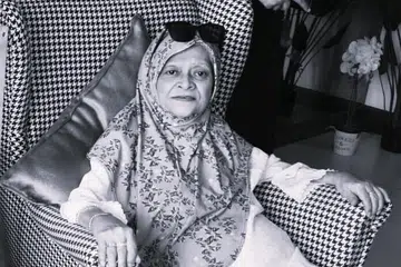 Allahyarhamha Rokiah Mat Shukor, ibu kepada penyanyi Singapura, Iskandar Ismail dan Elfee Ismail, dan juga balu kepada biduan R. Ismail, meningal dunia pada umur 75 tahun.