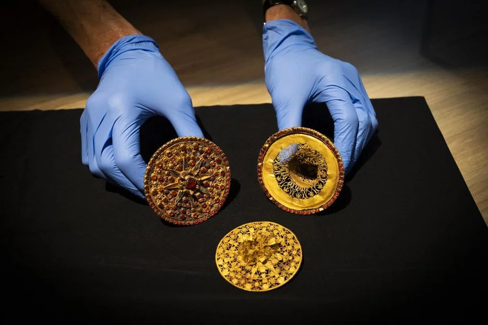 Seorang pekerja menunjukkan sepasang ‘subeng’, atau kancing telinga, daripada kerajaan Tabanan Bali pada 20 September di Wereldmuseum Amsterdam, di ibu negara Belanda. 