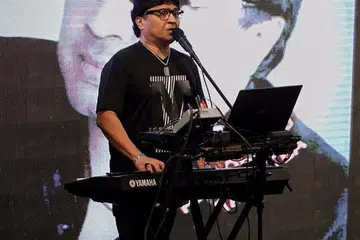 TERUS MENYANYI: Empat kali seminggu pada Rabu, Jumaat, Sabtu dan Ahad, Eddynor Ali menghiburkan pelanggan di restoran Tang Tea House Changi Village. - Foto BM oleh IQBAL ZAIZAL