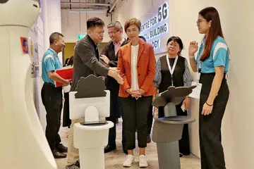 LANCARKAN: Menteri Perhubungan dan Penerangan, Cik Josephine Teo, berkata beliau berharap majikan dapat mereka bentuk semula pekerjaan bagi pekerja-pekerja yang terjejas. - Foto ZAOBAO