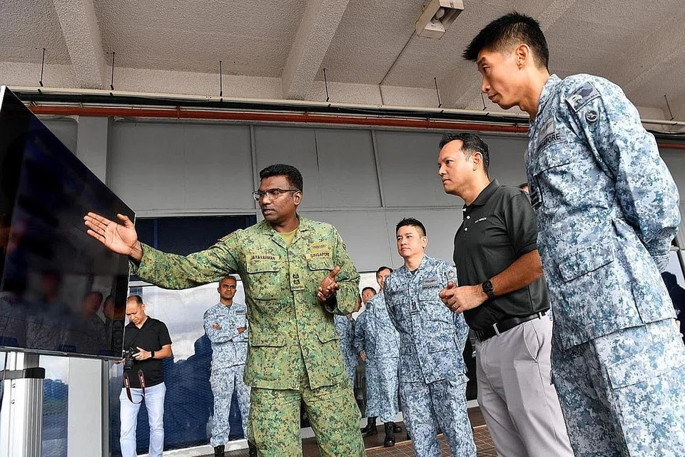 KEUPAYAAN RSAF: Encik Zaqy (dua dari kanan) menyaksikan demonstrasi sistem udara tanpa pemandu RSAF APGC semasa lawatannya ke latihan kesediaan di pangkalan udara Paya Lebar.