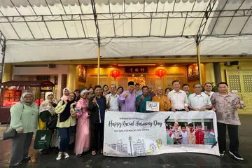 Setiap tahun, Masjid Ar-Raudhah mengadakan acara kemasyarakatan untuk menyambut Hari Keharmonian Kaum. Foto menunjukkan jemaah masjid itu bersama anggota masyarakat berbilang kaum lain mengunjungi Kuil Zu Lin bersama Pengerusi Eksekutif Kanan, Masjid Ar-Raudhah, Ustaz Mohamed Ali Atan (tengah, berbaju ungu) pada 2023. 
