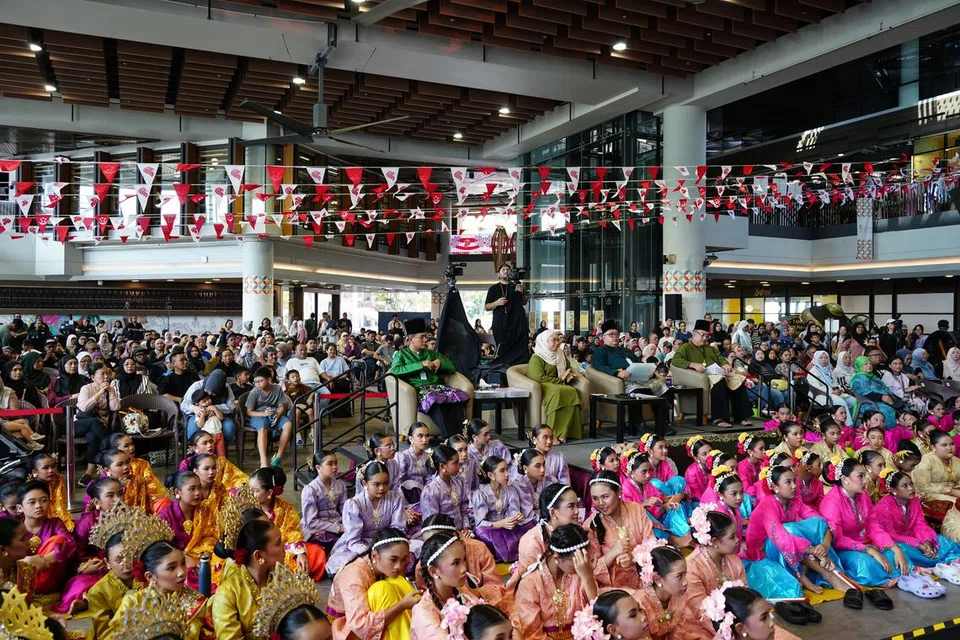 Antara penonton dan peserta yang hadir di Persada Budaya, Wisma Geylang Serai (WGS) semasa pertandingan ‘Mutiara Tari’ yang melibatkan kumpulan tarian dari 13 sekolah rendah. 