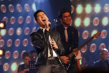 TARIKAN SEMBERANI: Zarul (depan), yang berjaya menduduki tempat ketiga dalam 'Gegar Vaganza 3', dirakam mendendangkan medley 'Dendangan Laguku' dan 'Gerhana'. - Foto FARAH REZAL